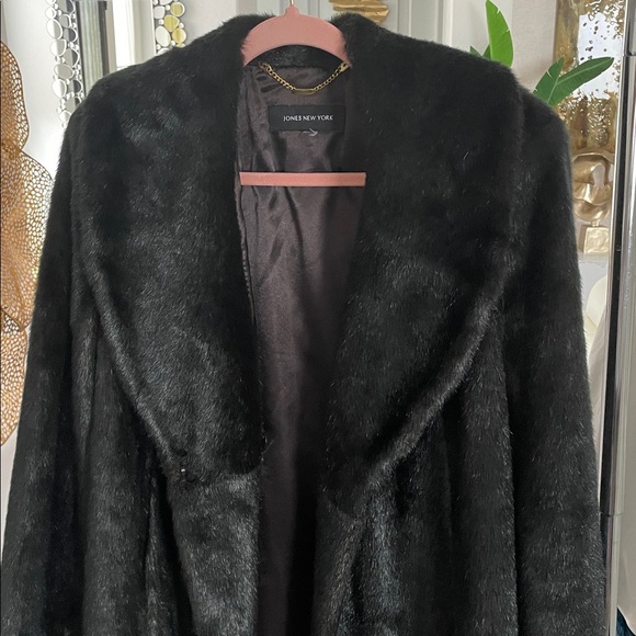 Jones New York Faux Fur coat - Picture 8 of 11